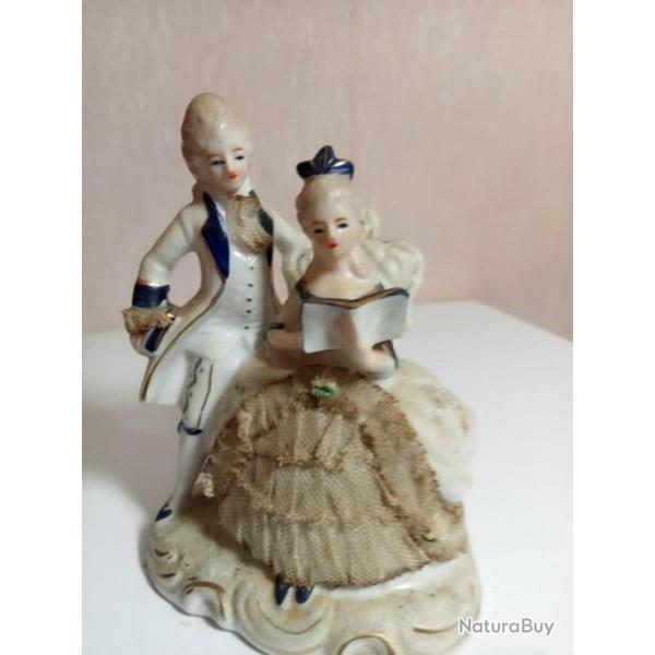 statuette en porcelaine blanche du XIX�me  hauteur 13,5 cm x 10 cm