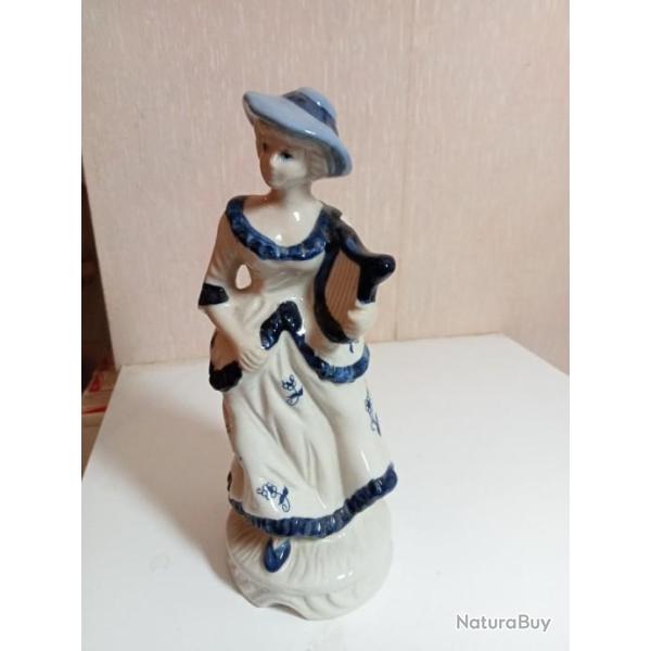 statuette en porcelaine �maill� hauteur 20 cm