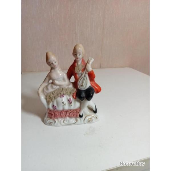 statuette en porcelaine blanche du XIX�me �maill� hauteur 11 cm x 9 cm