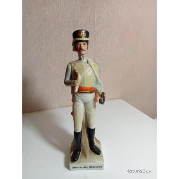 statuette officiers des chasseurs en porcelaine hauteur 22,5 cm