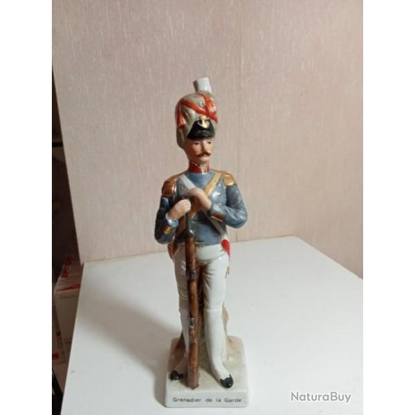 statuette grenadier de la garde en porcelaine hauteur 24 cm