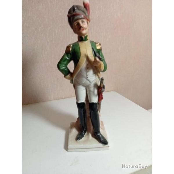 statuette officier  en porcelaine hauteur 27 cm