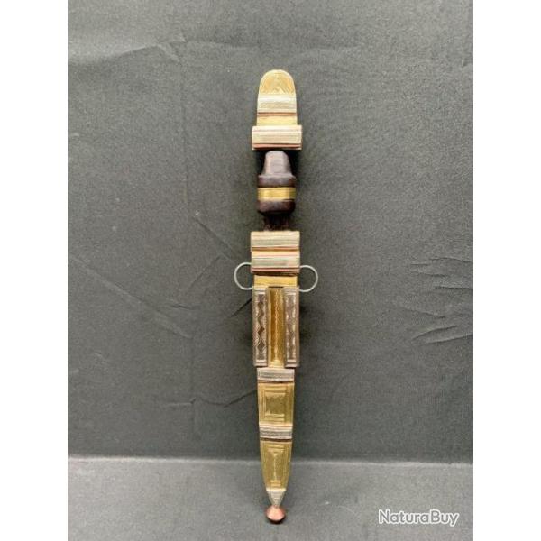 SUPERBE COUTEAU AFRICAIN TOUAREG, , ANNEES 60, EN LAITON MASSIF ORNE DE CUIVRE ET FER BLANC