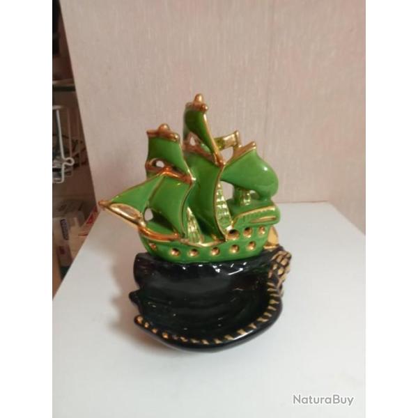 vide poche motif bateau hauteur 21 cm x 19 cm en c�ramique