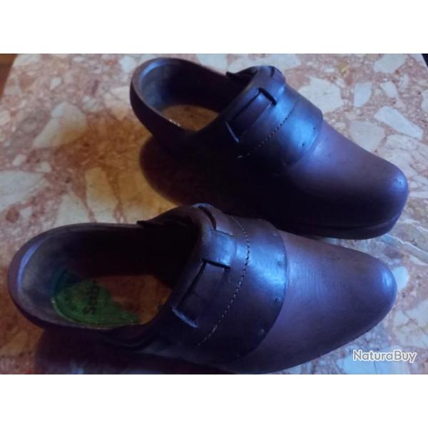 RARE ET BELLE PAIRE DE SABOT ANCIEN  .  JAMAIS  SERVI . AVEC TOUJOURS L ETIQUETTE DE  LIVRAISON  .