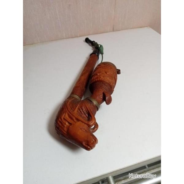 Ancienne pipe en bois sculpt�e du XIX�me hauteur 29 cm