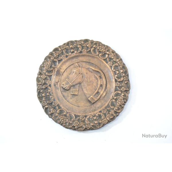 Ancienne assiette d�corative en bronze, motif cheval avec fer