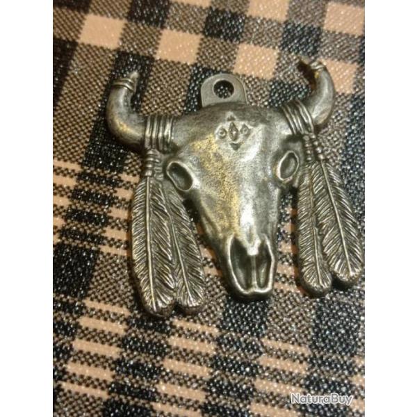 M�daille, pendentif cr�ne bison avec plumes.