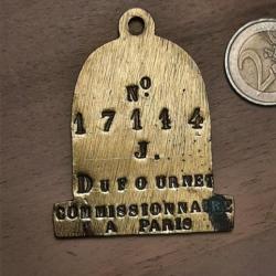 Plaque de m&eacute;tier - commissionnaire num&eacute;rot&eacute; &agrave; Pais - fin XIXe si&egrave;cle- &agrave; nettoyer- en laiton. Rare