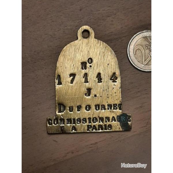 Plaque de m�tier - commissionnaire num�rot� � Pais - fin XIXe si�cle- � nettoyer- en laiton. Rare
