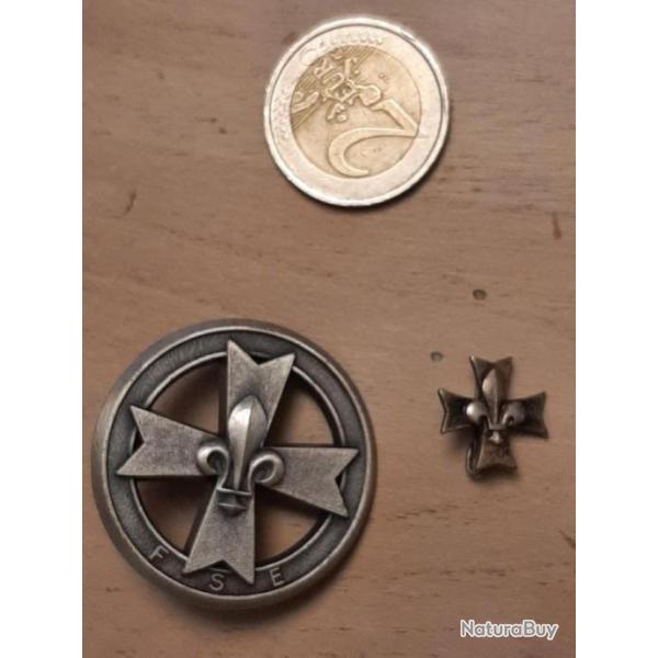 Deux insignes scouts  dterminer, assez anciens dont miniature. Bel ensemble.