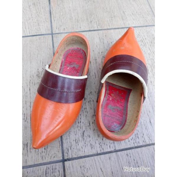 PAIRE DE SABOT  BOIS   .  ANCIEN BELLE FABRICATION  .  JAMAIS  SERVI  .