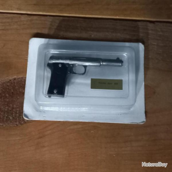 Tr�s joli r�plique de pistolet    " ASTRA 400 "