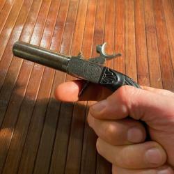 TR&Eacute;S BEAU PISTOLET  &Agrave; COFFRE GRAV&Eacute;