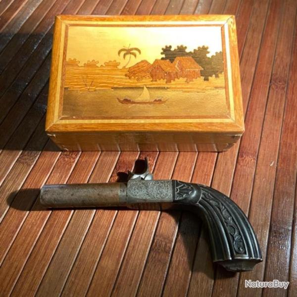 TR�S BEAU PISTOLET  � COFFRE GRAV�