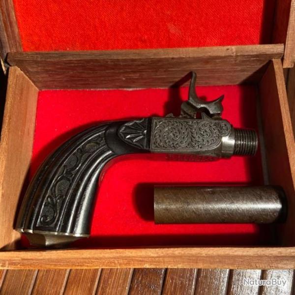 TR�S BEAU PISTOLET  � COFFRE GRAV�