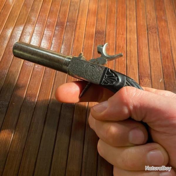 TR�S BEAU PISTOLET  � COFFRE GRAV�