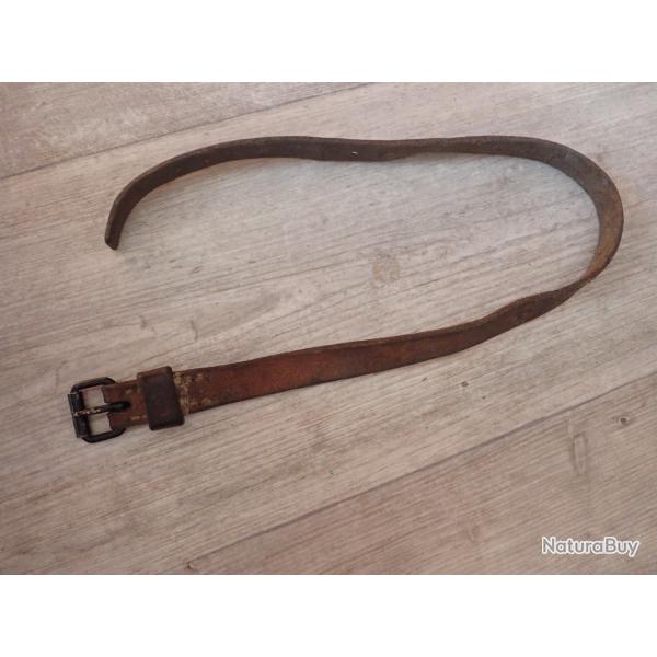 Lani�re en cuir. Brelage, paquetage sac � dos. L : 60 cm environ