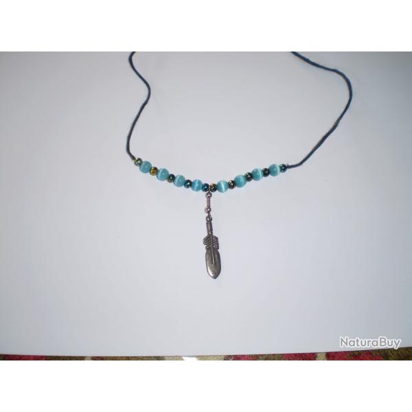 Collier avec un pendentif "plume" en �tain !