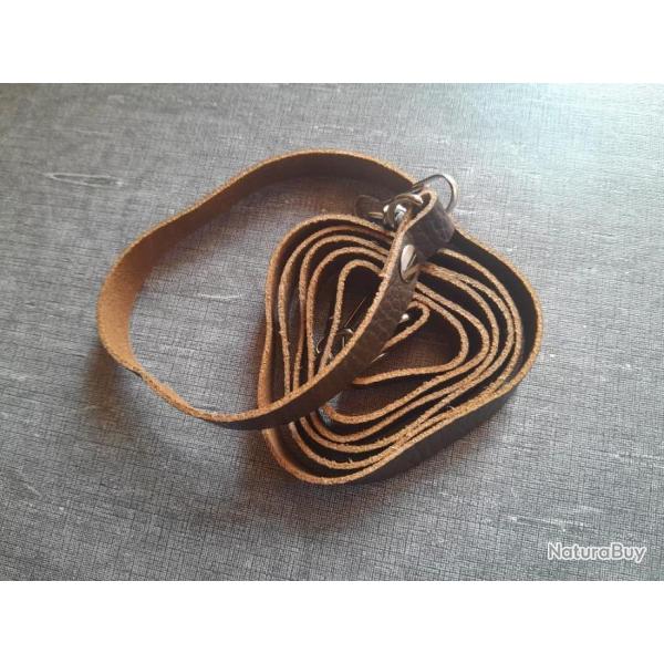 SAUTOIR / bretelle  pour trompe... cuir 130 cm avec mousquetons.  R