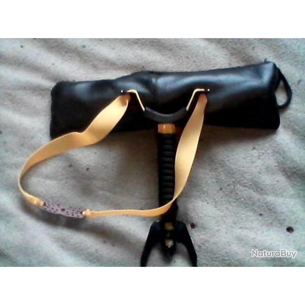 LANCE PIERRE artisanal " gupe de chasse "