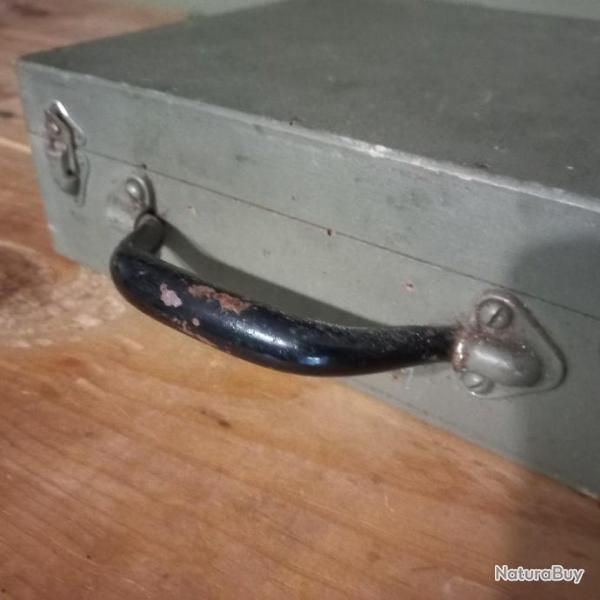 ancien petit coffret en bois et m�tal militaire