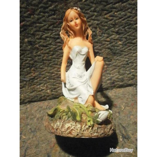 Figurine en r�sine de jeune naiade, princesse, d�esse, f�e, vierge