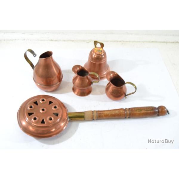 Lot de cuivres, cloche Villedieu, bassinoire, pichet cruche, miniature. D�co dinette jouets ancien