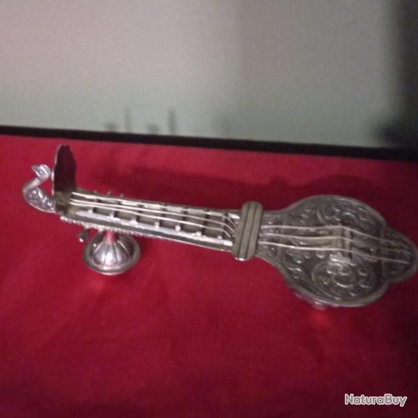 Trs belle  miniature d'une  SITAR  (  TANSEN GURU ) reprsentant un paon