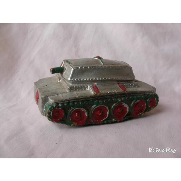 WW2/PRE/POSTWAR JOUET CHAR D'ASSAUT EN MOD�LE R�DUIT AVEC DRAPEAU FRANCAIS EN PLATRE 12.5*7.5*6.5