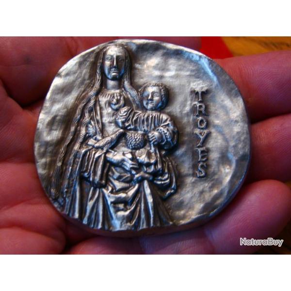 TRES  GROSSE ET LOURDE MEDAILLE EN BRONZE ARGENTE- (( LA VIERGE A L'ENFANT)) VILLE DE TROYES