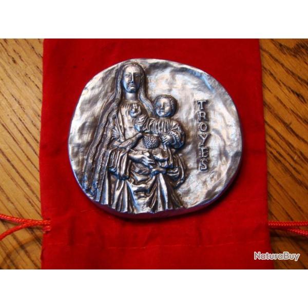 TRES  GROSSE ET LOURDE MEDAILLE EN BRONZE ARGENTE- (( LA VIERGE A L'ENFANT)) VILLE DE TROYES