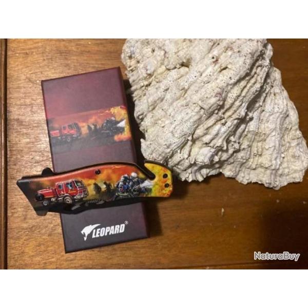 NOUVEAU COUTEAU  POMPIER MOTIF EN RELIEF 2025 N