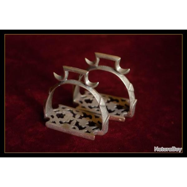 Paire d'triers d'Indonsie en bronze .