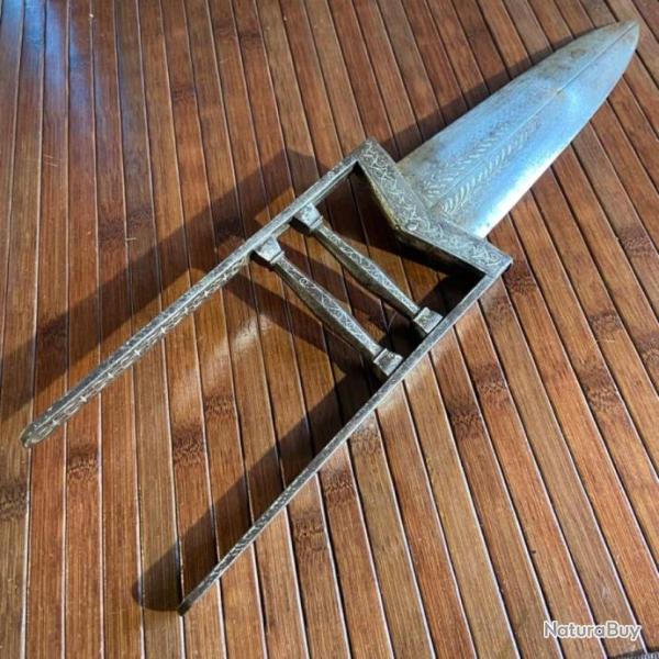 RARE GRAND KATAR A SYST�ME TRIPLE POINTES  POIGNARD INDIEN XVlll �me