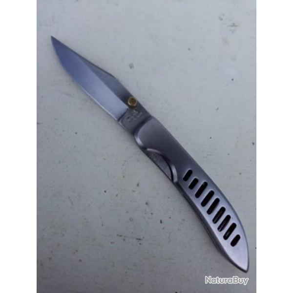 COUTEAU   "   FROST CUTLERY FALCON  "  . TOUT  ACIER  .  BEL  ETAT  ....  PETIT  PRIX  ...