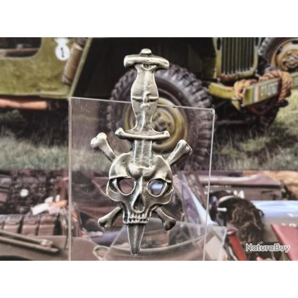 Tte de mort transperce par une dague - Hauteur : 65 mm  Largeur : 30 mm 4a.