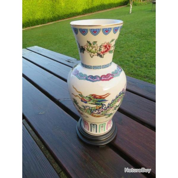 Ancien Vase en porcelaine fine de Chine a d�cor polychrome "The Dance of the celestial dragon"(1985)