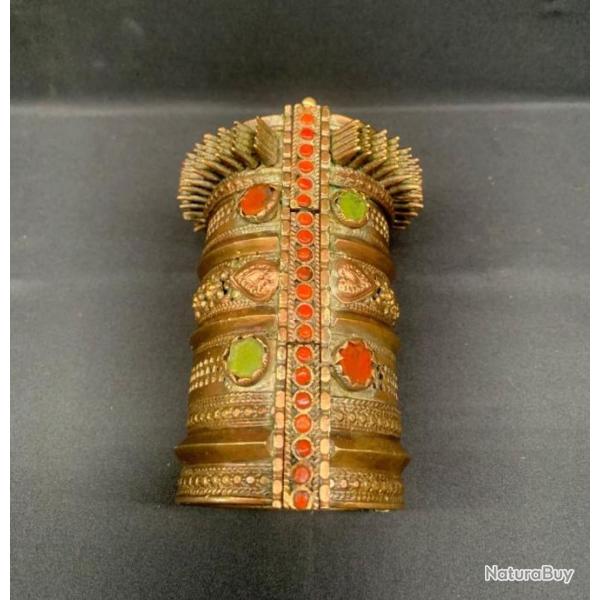ANCIEN IMPOSANT BRACELET BERBERE DES ANNEES 50/60, TOUT EN BRONZE ET CORAIL
