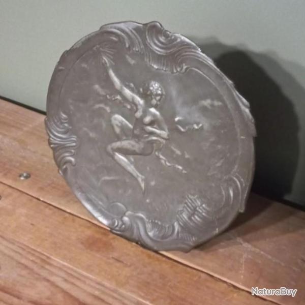 Tr�s jolie plat  repr�sentant une jeune femme nue,   "  L ' ETOILE DU BERGER "