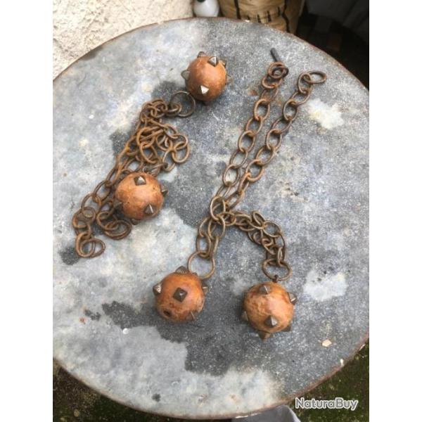 paire de boule en bois avec clous sur chaine