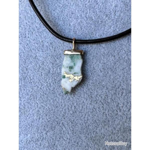 Pendentif artisanal unique - Bloc de quartz naturel bleut� avec incrustation naturelle d'or