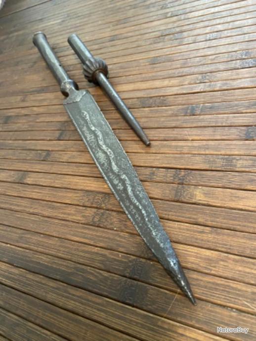 Pointe de lance anciennes 190 x 68 Diamètre 40 ACIER FER FORGE Ref