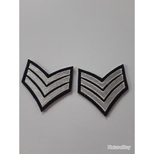 PAIRE D INSIGNES DU GRADE DE  SERGEANT U.S.MODELE BEIGE