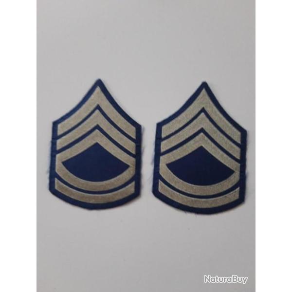 PAIRE D INSIGNES DU GRADE DE TECHNICIAN SERGEANT U.S.MODELE BEIGE ,FOND BLEU MARINE