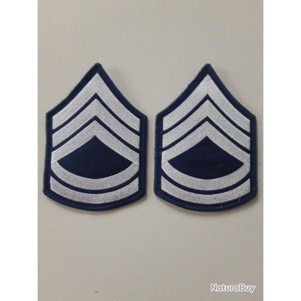 PAIRE D INSIGNES DU GRADE DE TECHNICIAN SERGEANT U.S.MODELE BLANC ,FOND BLEU MARINE