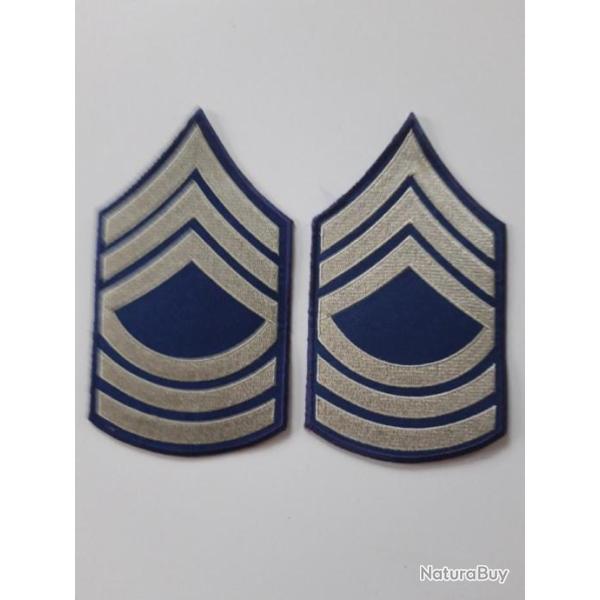 PAIRE D INSIGNES DU GRADE DE MASTER SERGEANT U.S.MODELE BEIGE ,FOND BLEU MARINE