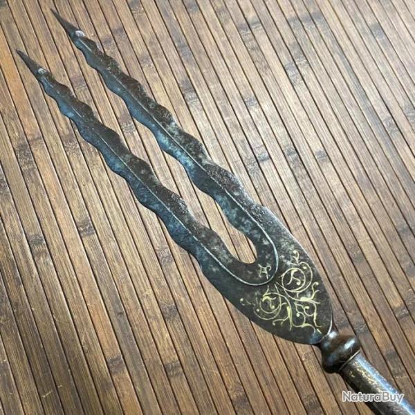 BEAU ET RARE FER DE LANCE OTTOMAN BIFIDES FRISE � L'OR