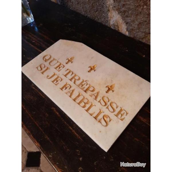 Fragment de marbre blanc grave de la devise de la chevalerie francaise