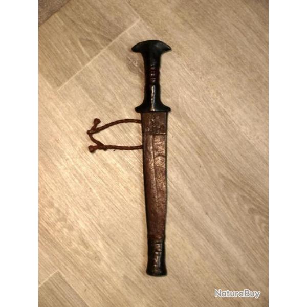 Art africain: ancien poignard de bras Haoussa d'Afrique centrale.